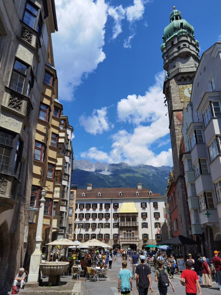 Eine der schönsten Ecken in der Fußgängerzone Innsbruck - mit Blick auf das Goldene Dachl und die Nordkette des Karwendel