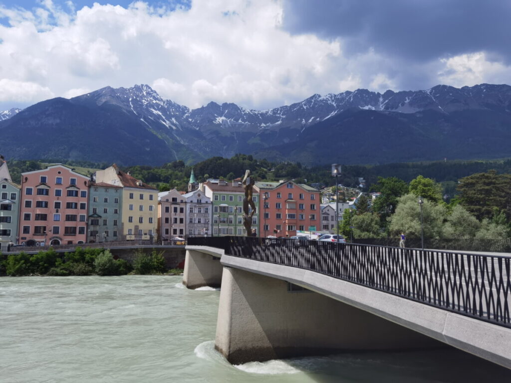 Die Innbrücke mit dem Karwendel