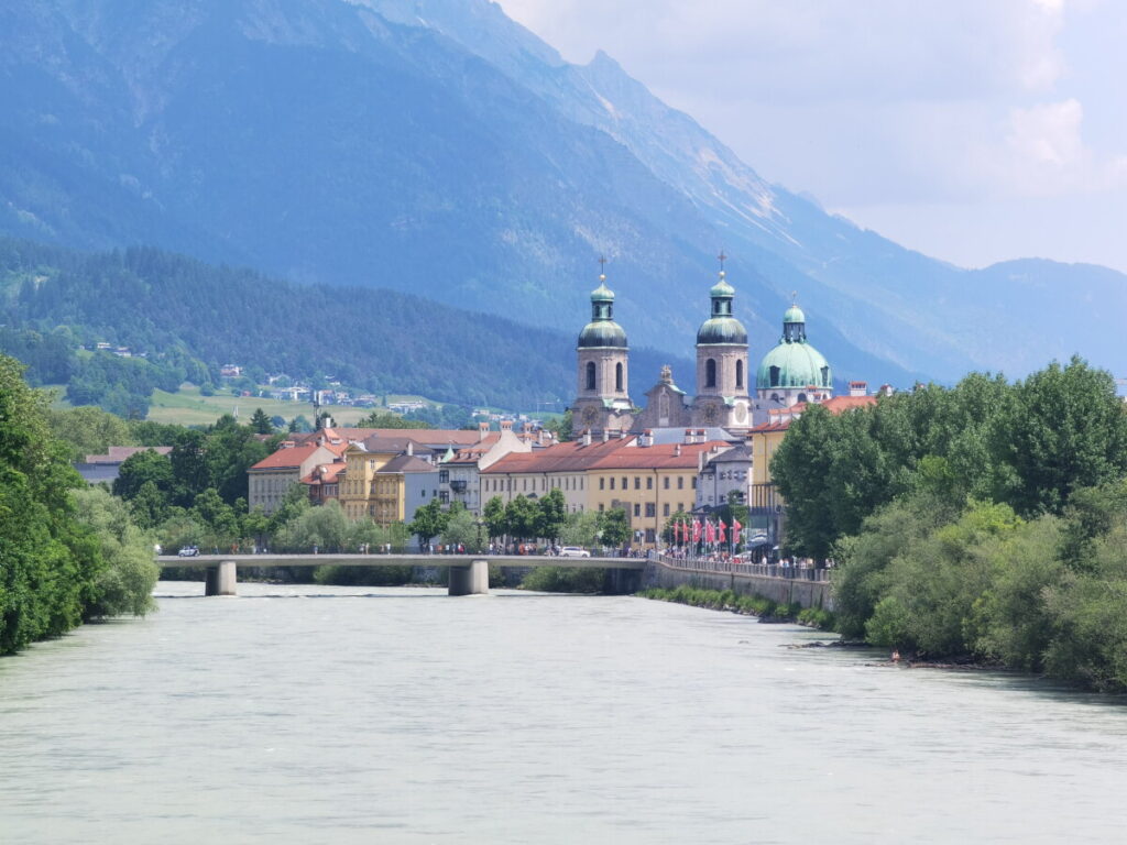 Blick auf die Innbrücke mit der Altstadt Innsbruck