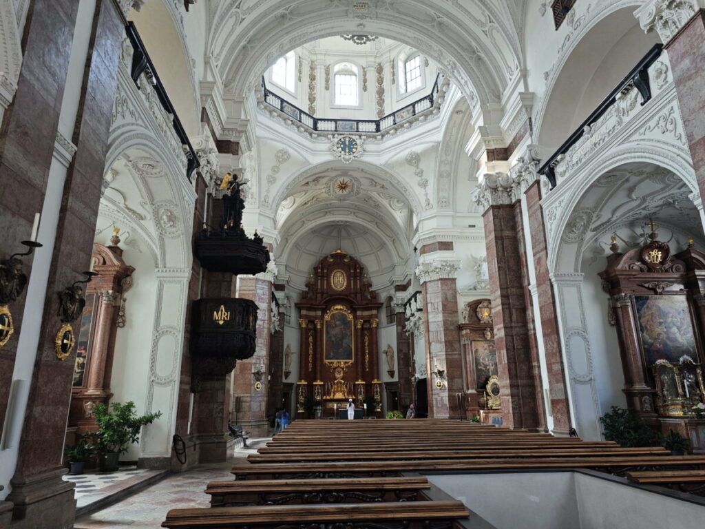 Der Altarraum mit der Kuppel der Jesuitenkirche Innsbruck