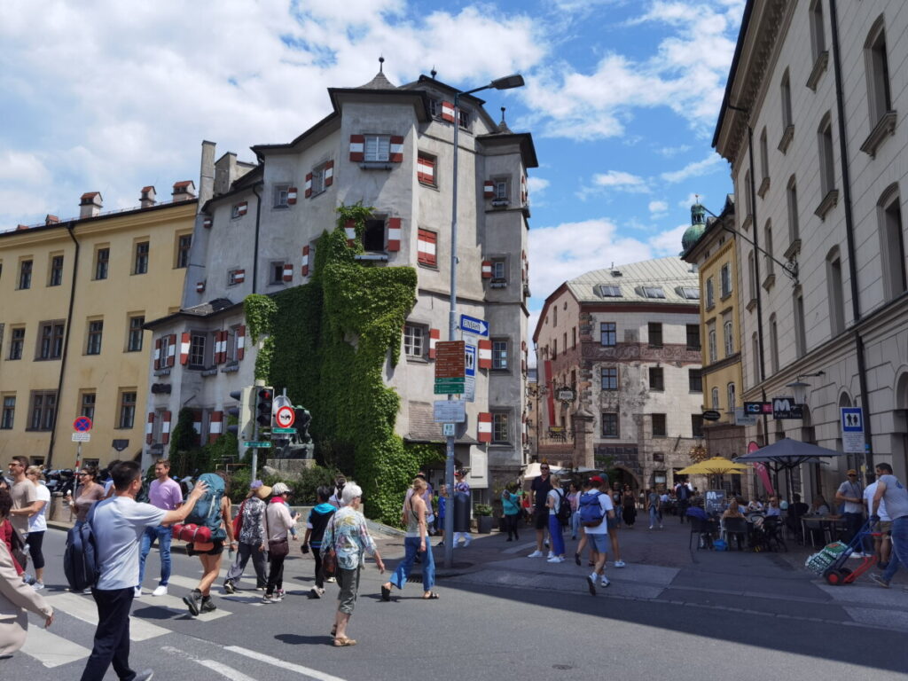 Bei der Ottoburg beginnt die Fußgängerzone in die Altstadt Innsbruck