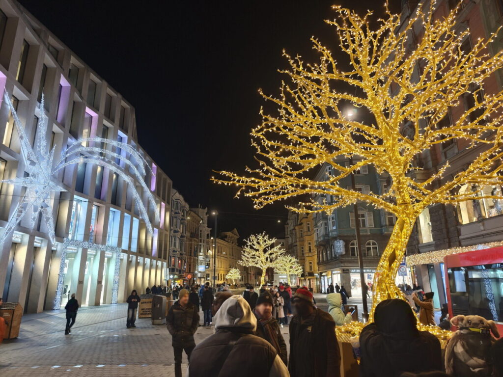 Beleuchtete Fußgängerzone Innsbruck in der Weihnachtszeit