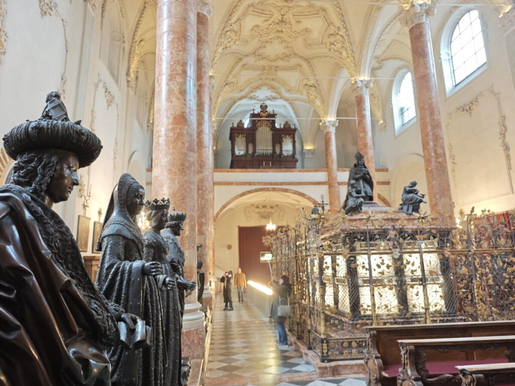 Innsbruck Sehenswürdigkeiten: Die Hofkirche in Innsbruck mit dem bekannten Grab und den "schwarzen Mandern"