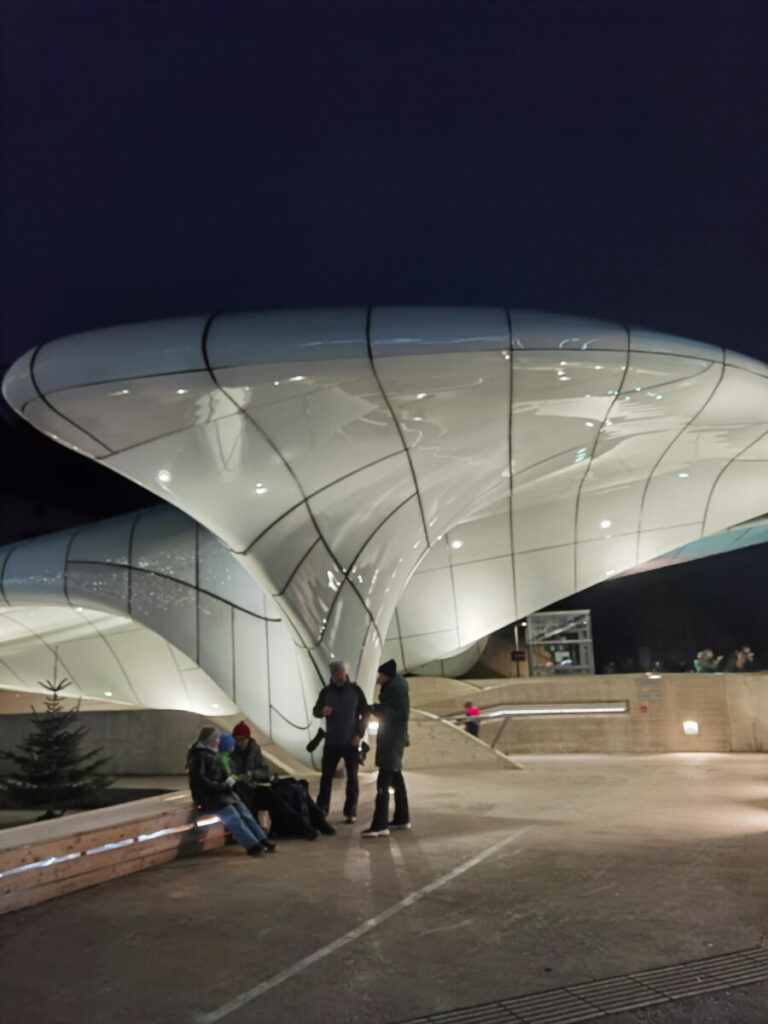 Zaha Hadid gestaltete die Bergstationen auf der Hungerburg - in der Nacht wird das Bauwerk kunstvoll beleuchtet