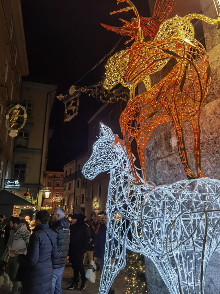 Verschiedene Märchenfiguren inszenieren die Märchengasse Innsbruck