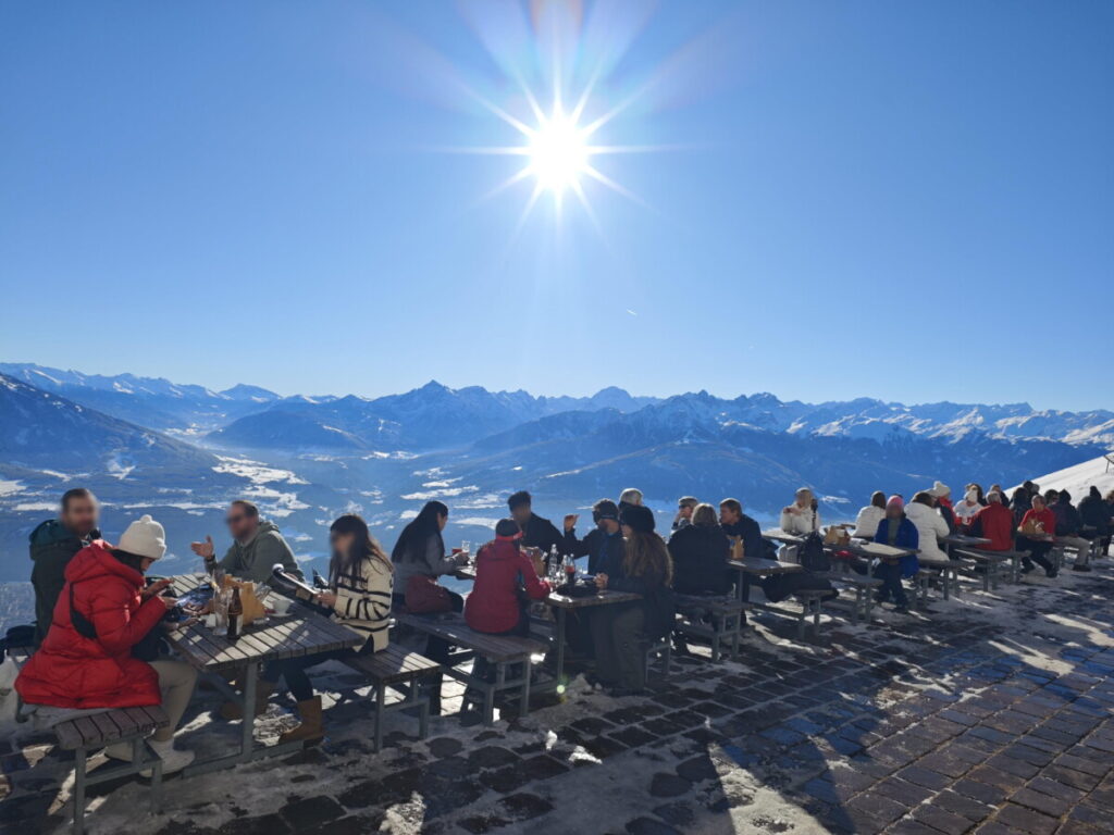 Winter Innsbruck zum Genießen: Auf der Sonnenterrasse im Restaurant Seegrube